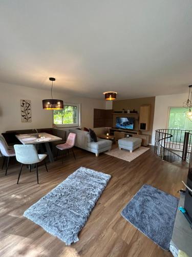 Posezení v ubytování Haus mit Sauna am Waldrand - Nähe Brombachsee Altmühlsee
