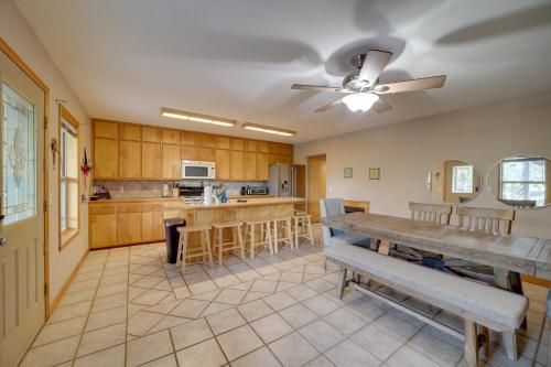 Η κουζίνα ή μικρή κουζίνα στο Lake Eufaula Retreat with Boat Slip and Fireplace!