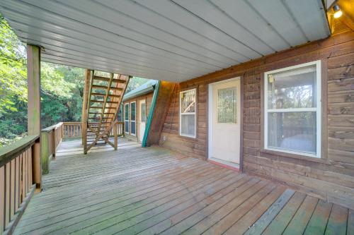 Φωτογραφία από το άλμπουμ του Lake Eufaula Retreat with Boat Slip and Fireplace! σε Stigler