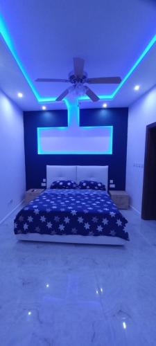 - une chambre dotée d'un lit avec des lumières bleues dans l'établissement Luxurious apartment with heated pool jacuzzi, 
