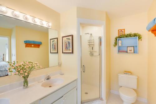 ein Badezimmer mit einem Waschbecken, einem WC und einem Spiegel in der Unterkunft Ocean City Home 1 Block to Beach and Boardwalk! in Ocean City