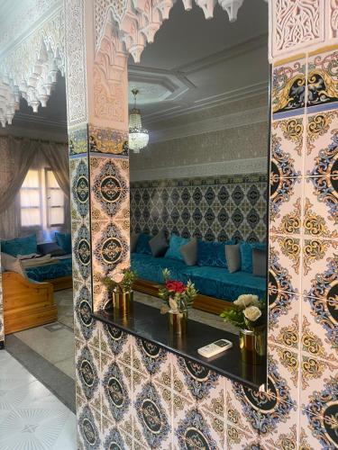 sala de estar con sofá azul y mesa en Appartement near to AirPort 262 avenue el khalij, en Marrakech