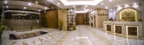 una habitación con un vestíbulo con suelo de mármol y un edificio en Gold Source Hotel, en Lima
