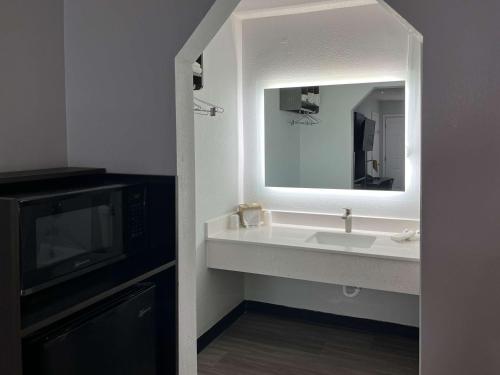 W łazience znajduje się umywalka i lustro. w obiekcie Motel 6-Lafayette, IN w mieście Lafayette