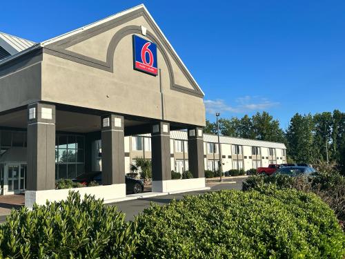 a building with a p sign on the front of it at Motel 6 Rock Hill SC in Rock Hill