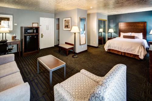 Best Western Pocatello Inn في بوكاتيلو: غرفه فندقيه بسرير واريكه