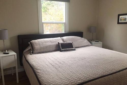 Tempat tidur dalam kamar di Cozy Crown Hill Carkeek Cottage w/3 Beds, Full Kitchen & Backyard in North Seattle