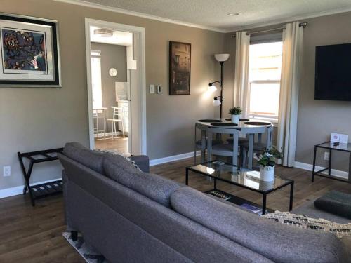 Cozy Crown Hill Carkeek Cottage w/3 Beds, Full Kitchen & Backyard in North Seattle_3
