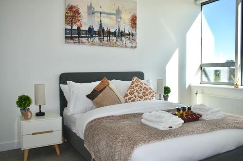 Postel nebo postele na pokoji v ubytování Modern 2-Bed Apartment Near Ascot & Legoland, Sleep upto 4 guests, Pet Friendly, Parking Available on Request!
