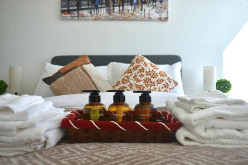 Postel nebo postele na pokoji v ubytování Modern 2-Bed Apartment Near Ascot & Legoland, Sleep upto 4 guests, Pet Friendly, Parking Available on Request!