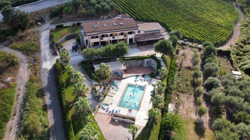 - une vue aérienne sur une maison avec une piscine dans l'établissement Tenuta del Bifan, à Policastro Bussentino