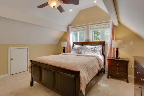 1 dormitorio con 1 cama y ventilador de techo en Bushkill Mountain Getaway with Community Amenities, en Sandyville