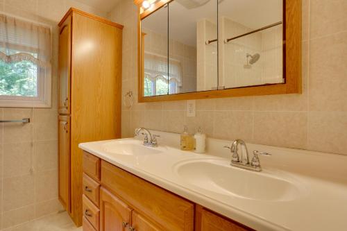 Bilik mandi di Pools, Hot Tub and More Bushkill Mountain Getaway!