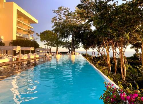 בריכת השחייה שנמצאת ב-Encanto Acapulco או באזור