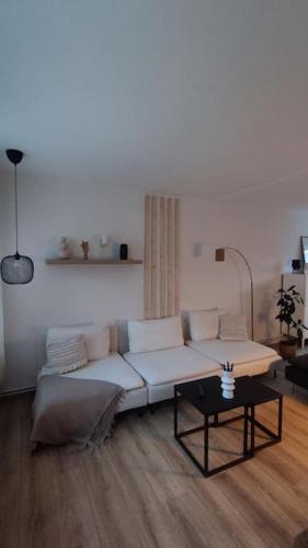ein Wohnzimmer mit einem Sofa und einem Tisch in der Unterkunft Ein Haus für sich in Lübeck