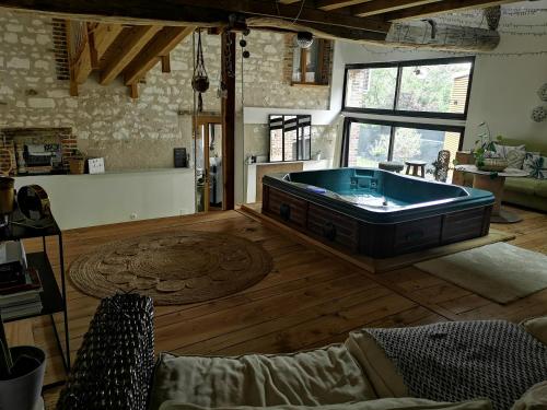 uma grande sala de estar com uma grande banheira em ChezSonBernois :) em Venizy
