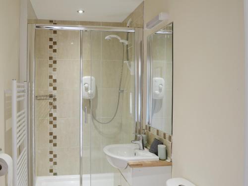 y baño con ducha y lavamanos. en The Barn - Ukc3750, en Charmouth