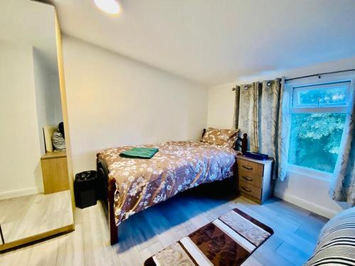 - une chambre avec un lit et une fenêtre dans l'établissement One Bed Room Flat Near Wembley stadium, à Londres