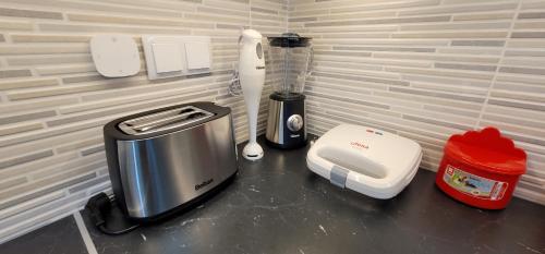 a kitchen counter with a blender on a counter top at Alojamento Monte dos Patos in Setúbal