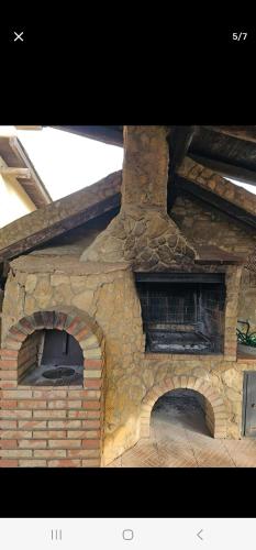 an outdoor brick oven with a stone wall at VILLA MINOLFI in Piazza Armerina