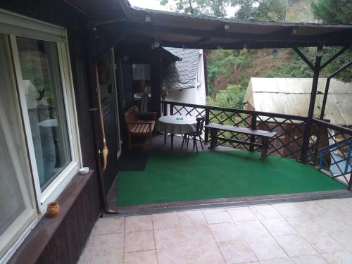 a balcony with a green floor on a house at 100 Stufen über dem Rhein in Oberwesel