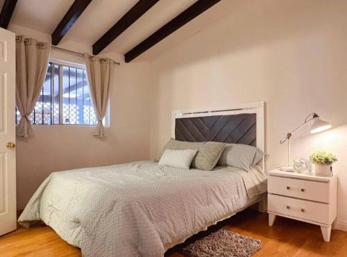 Un pat sau paturi într-o cameră la Stylish 3B2B home in Rosemead with Karaoke room