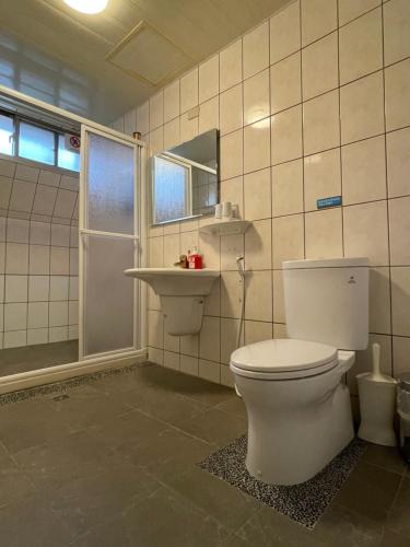 ein Bad mit einem WC und einem Waschbecken in der Unterkunft Jeanette Home in Xizhi