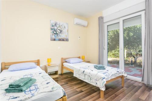 Family friendly house with a swimming pool Kastel Stafilic, Kastela - 21263