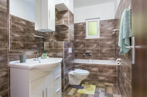 Family friendly house with a swimming pool Kastel Stafilic, Kastela - 21263
