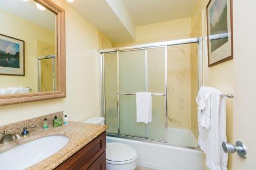 ein Bad mit einer Dusche, einem Waschbecken und einem WC in der Unterkunft Ilikai Marina 1381 City View Studio in Honolulu