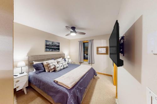 1 dormitorio con 1 cama y ventilador de techo en Nantahalla Retreat, en Lauada