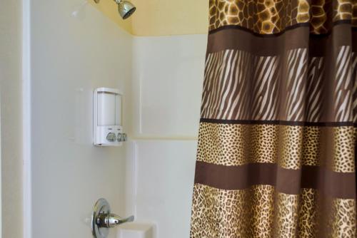 uma cortina de chuveiro com uma impressão de chita na casa de banho em Pet Friendly Newton Guest House 2 Mi to Main St! em Newton