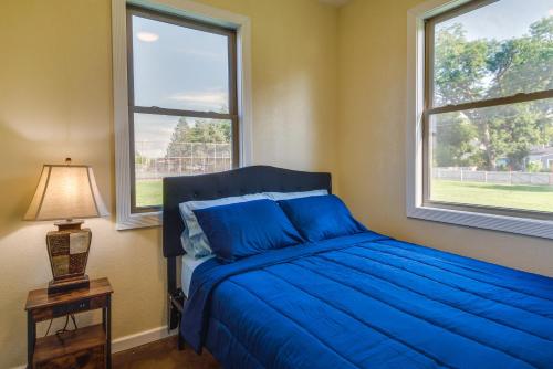 sypialnia z niebieskim łóżkiem i 2 oknami w obiekcie Pet Friendly Newton Guest House 2 Mi to Main St! w mieście Newton