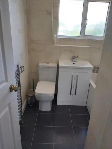 A bathroom at 4 bedroom house houghton regis