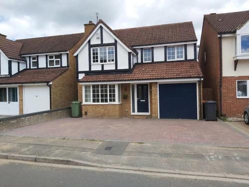 a house with a large driveway in front of it at 4 bedroom house houghton regis in Houghton Regis