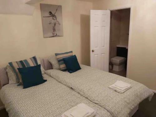 Llit o llits en una habitació de 4 bedroom house houghton regis