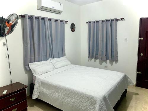 Katil atau katil-katil dalam bilik di Casa Linda - 10 mins from Beach & Lagoon with AC & Free Parking