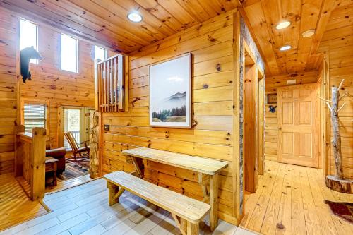 Blockhaus mit einem Tisch und einer Bank in der Unterkunft Cherokee Sunrise Cabin in Mineral Bluff