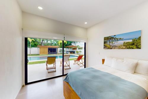 Schlafzimmer mit einem Bett und Poolblick in der Unterkunft Corales 1 in Playa Flamingo