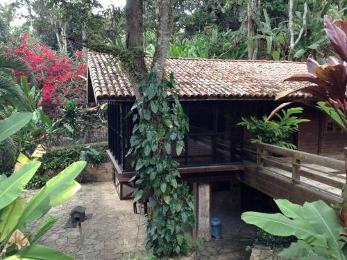 a building with ivy growing on the side of it at Chalé das Helicônias in Guaramiranga