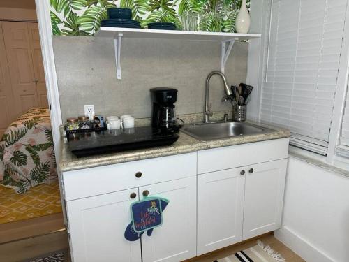 Kjøkken eller kjøkkenkrok på Sleeps 3, Casa Tropical in Miami