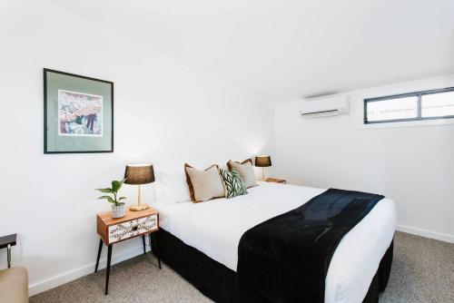 une chambre avec un grand lit avec des draps et des oreillers blancs dans l'établissement 'The Fleetwood' Best Local Experience for Couples, à Mudgee