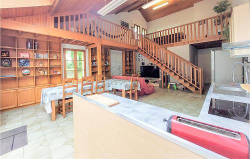 eine große Küche mit Holzschränken und ein Esszimmer in der Unterkunft 3 Bedroom Gorgeous Home In Boult-aux-bois in Boult-aux-Bois