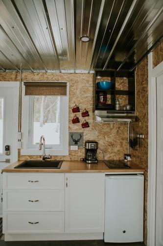 Η κουζίνα ή μικρή κουζίνα στο Les Microchalets d'Édouard