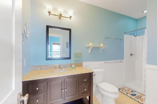 La salle de bains est pourvue d'un lavabo, de toilettes et d'un miroir. dans l'établissement Gulfside Bliss, à Navarre