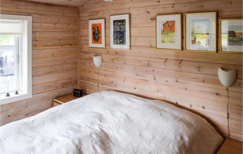 ÅlbækにあるPet Friendly Home In lbk With Wifiの木製の壁のベッドルーム1室