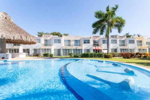 a swimming pool in front of a resort at Acapulco Diamante. Casa de descanso in Acapulco