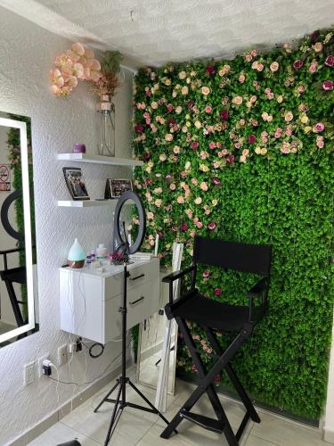 a room with a desk and a green wall with flowers at CASA SAMANTA in Guadalajara