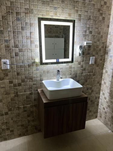 a bathroom with a sink and a mirror at CASA SAMANTA in Guadalajara