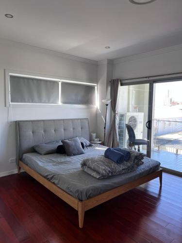 1 dormitorio con 1 cama grande y cabecero en A5U3 Hostel, en Gold Coast